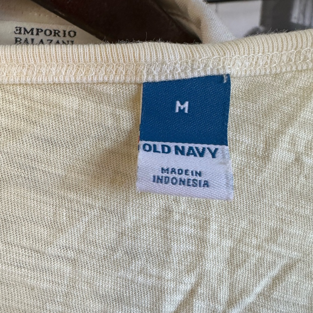 Old Navy Light Yellow & Black V-Neck Button-Down Shirts - Picture 3 of 5